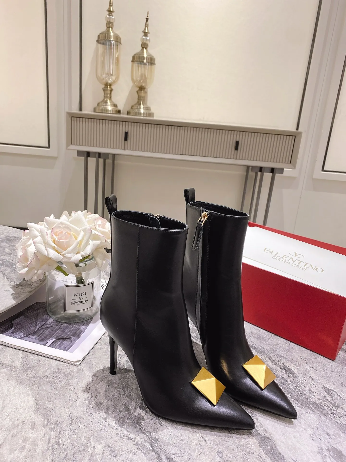 👟👟Ex-factory price 540👟👟 Genuine leather sole +40 [Valentino] Valentino autumn and winter fashion women's boots: comfortable and versatile, making your legs look longer! Fabric: Imported first-layer cowhide ⚡With inner zipper version ⚡The lining and feet are all high-end sheepskin! Outsole: There are two options: non-slip and wear-resistant rubber outsole and Italian leather outsole ~ equipped with Warren's [Pyramid] special buckle that will not rust. Number of yards: 35−41 (customized for sizes 34-42): rubber sole, - genuine leather sole +40